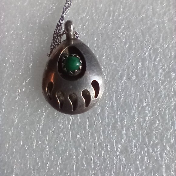 Vintage Native American Silver and Malachite? Bear Paw Pendant - Picture 4 of 4
